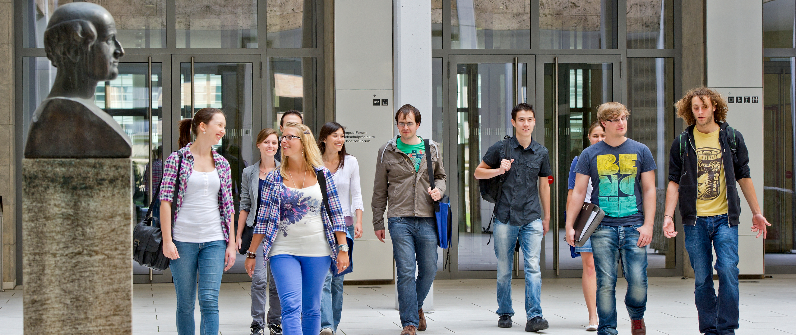 Studenten vor dem Haupteingang der TUM Arcisstr.